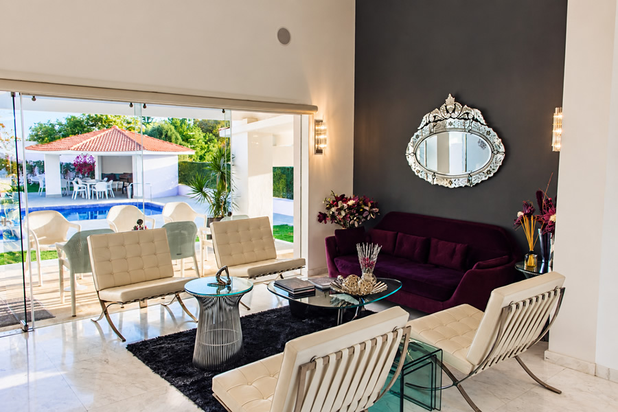 Sala con vista a la alberca de Mansión María, casa en Oaxaca