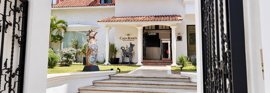 Entrada de Casa Bonita Hotel & Luxury Residence